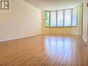 313 Grandview Way in Toronto, ON - Building Photo - Building Photo