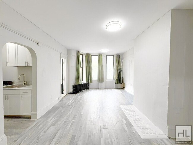 MACON STREET, Unit 2F in Brooklyn, NY - Foto de edificio - Building Photo