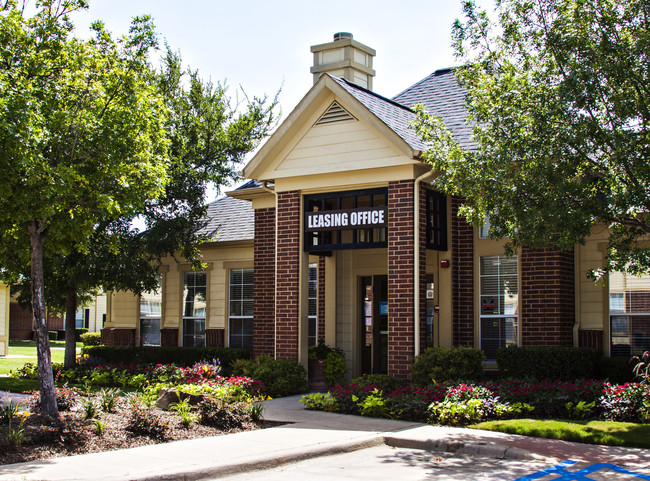 McKinney Park Apartments in Denton, TX - Foto de edificio - Building Photo