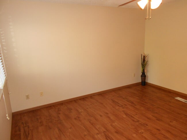 420 6th Ave, Unit #5 in Coralville, IA - Foto de edificio - Building Photo