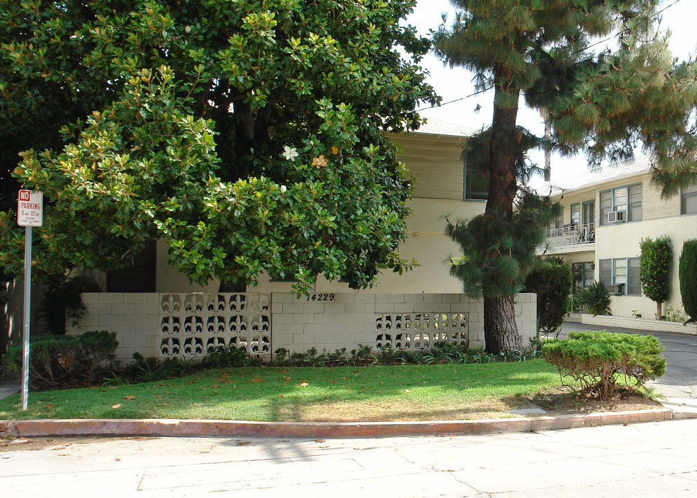 14229 Dickens St in Sherman Oaks, CA - Building Photo