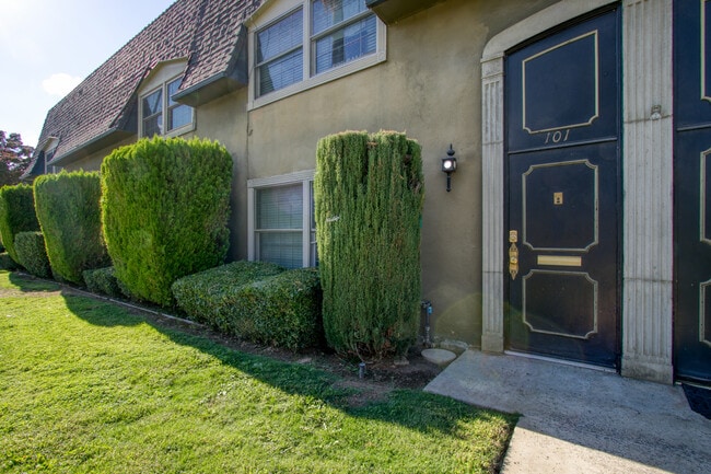 101 E Cypress Ave in Redlands, CA - Building Photo - Building Photo