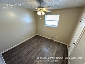 933 NW 28th St in Moore, OK - Building Photo - Building Photo
