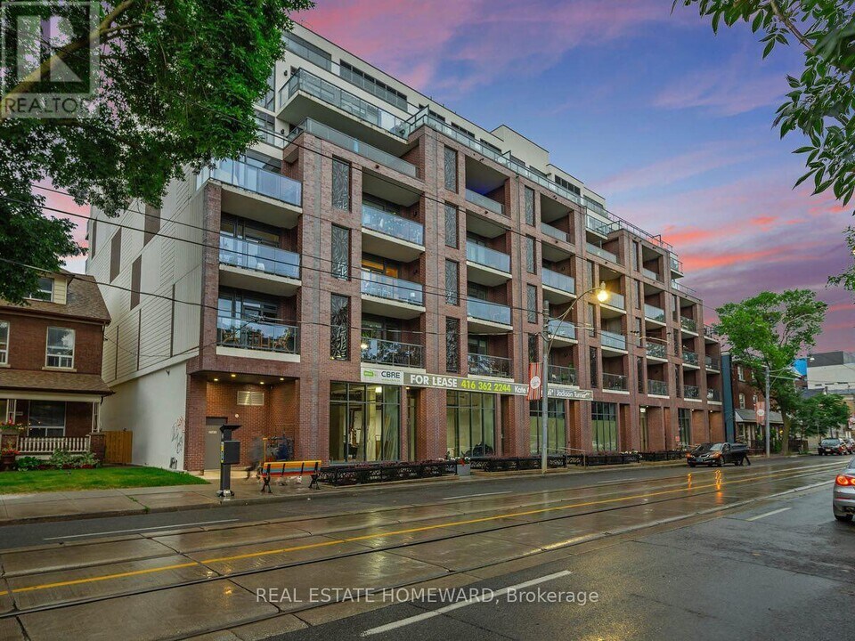 1331 Queen St E in Toronto, ON - Building Photo