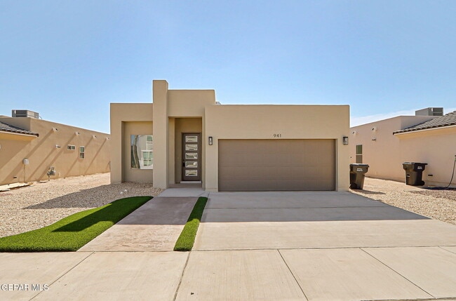 property at 941 Sandhurst Pl
