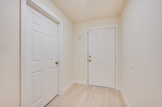 18210 73rd Ave NE, Unit 101 in Kenmore, WA - Building Photo - Building Photo