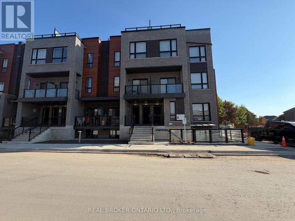 26 Lytham Grn Cir in Newmarket, ON - Building Photo