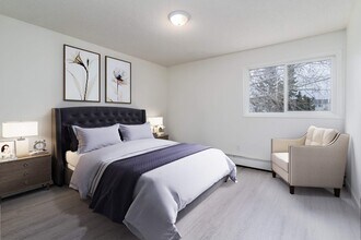 Greentree Village in Edmonton, AB - Building Photo - Building Photo