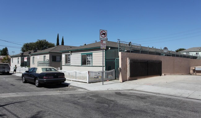 5965-5957 Flora Ave in Huntington Park, CA - Foto de edificio - Building Photo