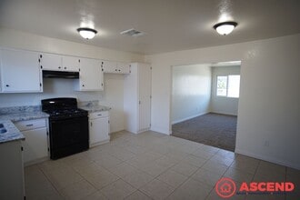 104A Warren Ave in Bakersfield, CA - Building Photo - Building Photo