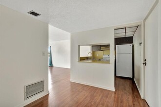 615 NE 12th Ave, Unit 202 in Fort Lauderdale, FL - Building Photo - Building Photo