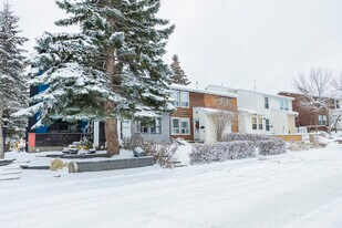 6521 Huntsbay Rd NW in Calgary, AB - Building Photo