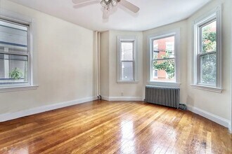 17 Pond St, Unit 1 in Boston, MA - Foto de edificio - Building Photo