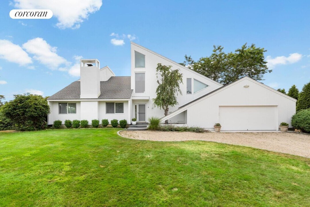 9 Watersedge Ct in Westhampton Beach, NY - Building Photo