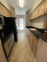 311 Yacht Club Ln in Seabrook, TX - Foto de edificio - Building Photo