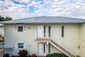 229 7th Ave S in Naples, FL - Foto de edificio - Building Photo
