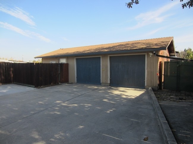 7881 Thornton Ave in Newark, CA - Foto de edificio - Building Photo