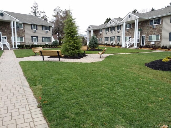 335 Brook Ave in Bay Shore, NY - Building Photo - Building Photo