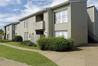 Cedar Mill Apartments & Townhouses in Memphis, TN - Foto de edificio - Building Photo