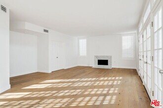 11845 Mayfield Ave in Los Angeles, CA - Building Photo - Building Photo