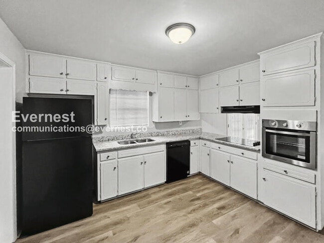 1824 Maplecrest Ln in Fultondale, AL - Foto de edificio - Building Photo