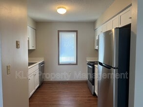 9613 Dennis Dr in Urbandale, IA - Building Photo - Building Photo