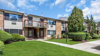 325 Cricket Ln in Woodbridge Township, NJ - Building Photo