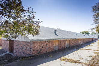 907 E London St in Bowie, TX - Building Photo - Building Photo