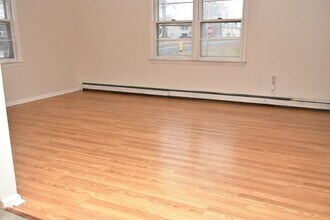 65 Corinthian Ave in Stratford, CT - Building Photo - Building Photo