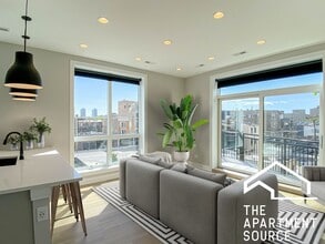 1050 W Cornelia Ave, Unit 203 in Chicago, IL - Building Photo - Building Photo