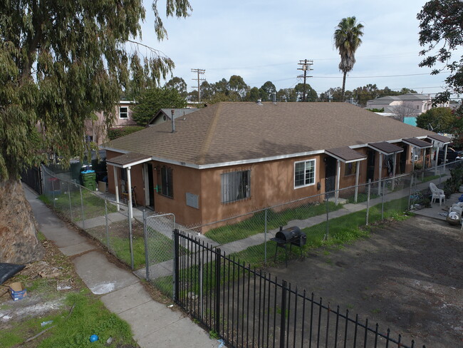 11832 S Main St in Los Angeles, CA - Building Photo - Building Photo