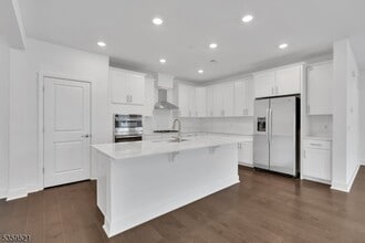 11 Veterans Wy in Morris Plains, NJ - Building Photo - Building Photo