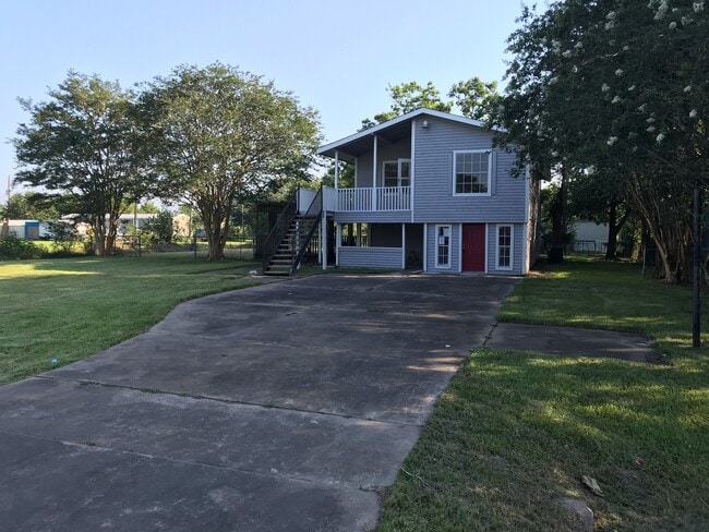 1418 Avenue K in Danbury, TX - Building Photo - Building Photo