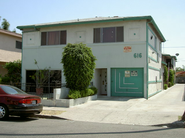 616 W 82nd St in Los Angeles, CA - Building Photo