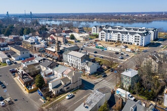 23-27 E Union St in Burlington, NJ - Foto de edificio - Building Photo