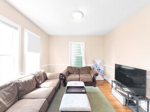 32 Fisher Ave in Boston, MA - Foto de edificio - Building Photo