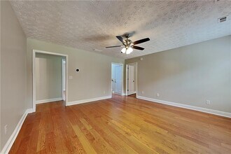990 Golden Meadows Ln in Loganville, GA - Building Photo - Building Photo