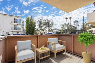 10225 Regent St in Los Angeles, CA - Foto de edificio - Building Photo