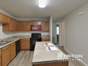 10607 Shaencrest in San Antonio, TX - Building Photo - Building Photo