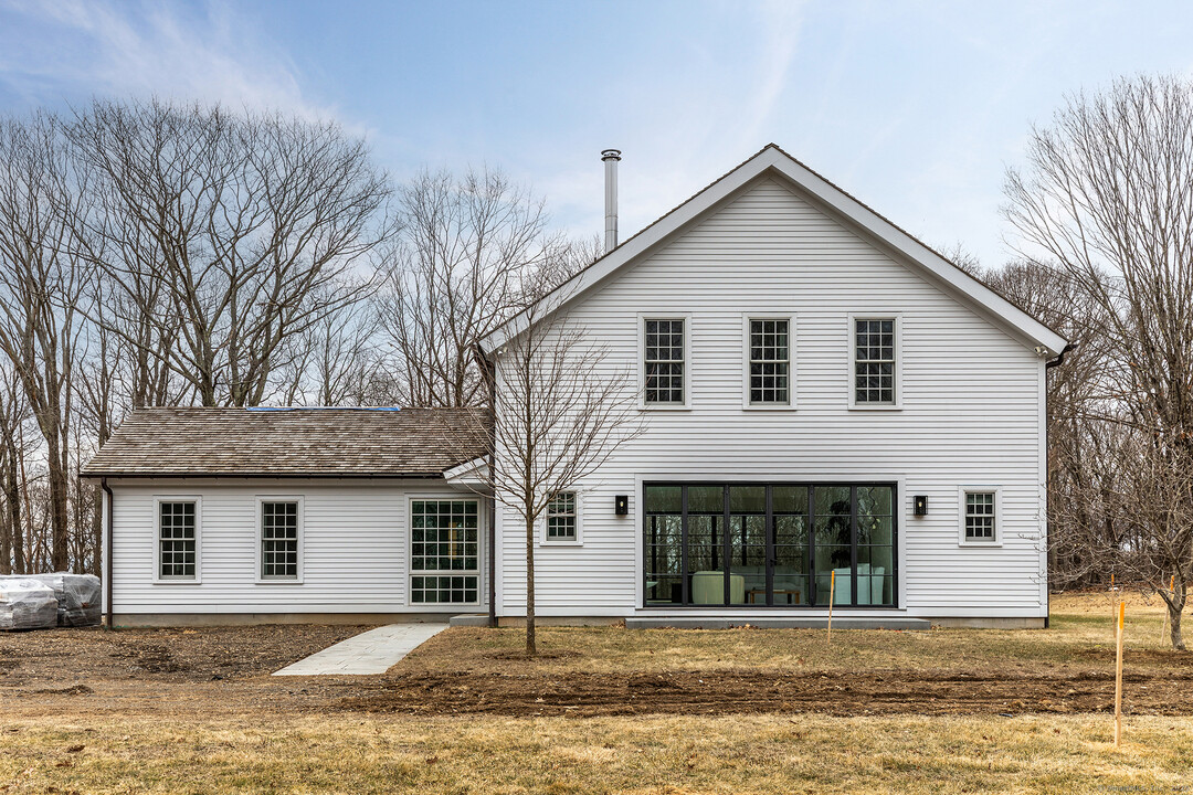 24 Old Roxbury Rd in Roxbury, CT - Foto de edificio