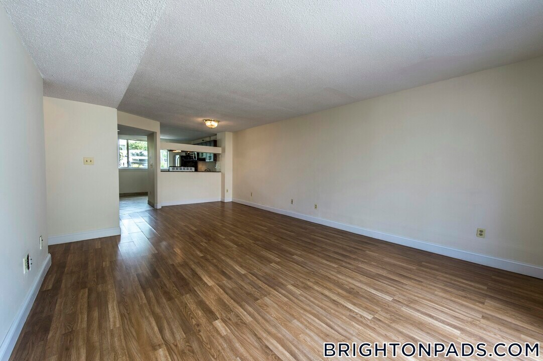 144 N Beacon St in Boston, MA - Building Photo