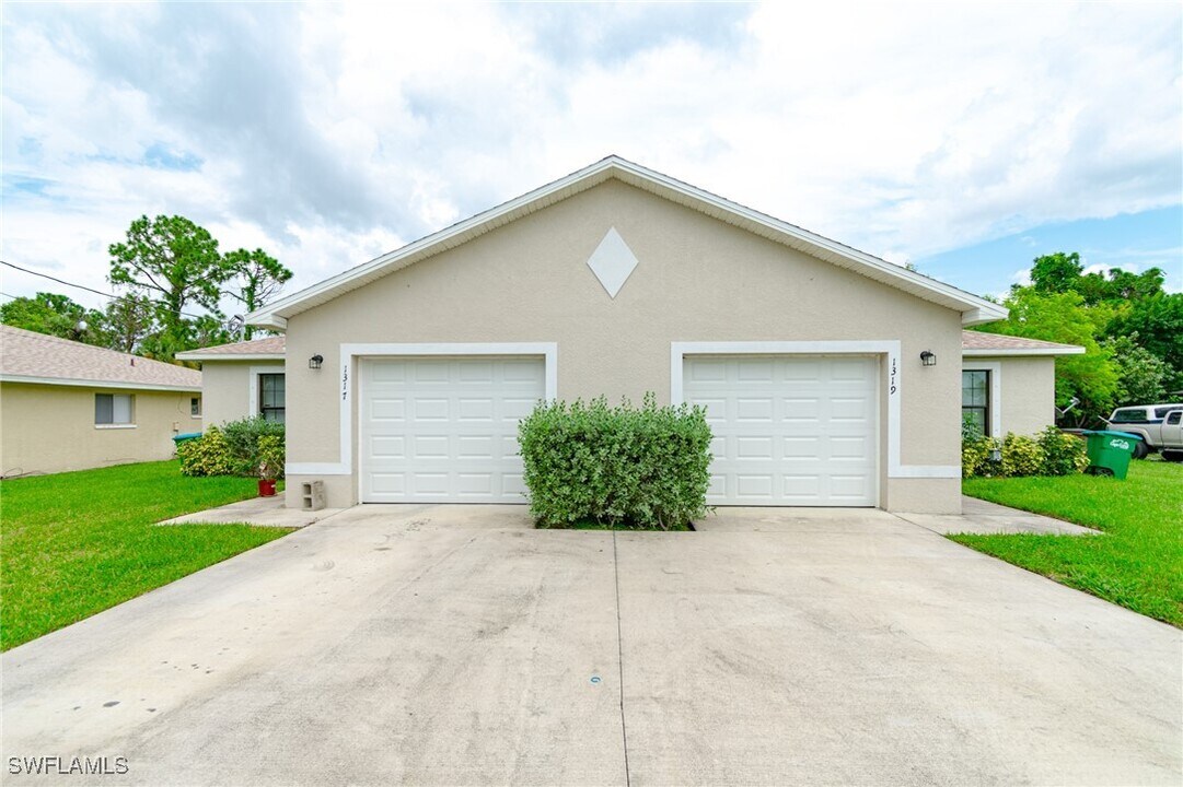 1317 SE 24th Ave in Cape Coral, FL - Foto de edificio