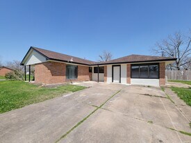 133 S Yaupon St in Lake Jackson, TX - Building Photo