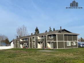 Large Top floor 2 Bed 1.5 Bath Apartment in Pacific, WA - Building Photo - Building Photo