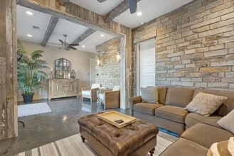 2208 Sea Biscuit Cove in Spicewood, TX - Building Photo - Building Photo
