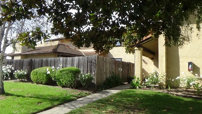 701 Summerwood Ln in Lompoc, CA - Foto de edificio - Building Photo