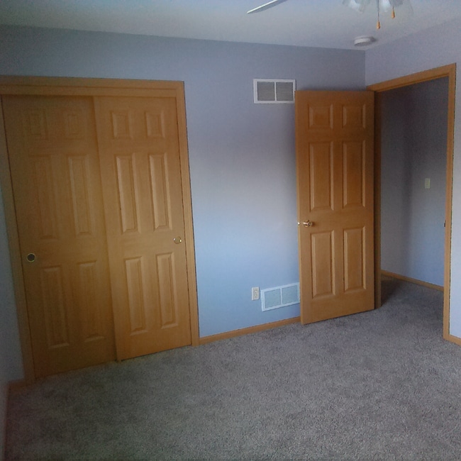 1103 Autumn Dr in West Bend, WI - Foto de edificio - Building Photo