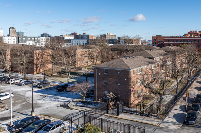 Seven Oaks Village Condominiums in Orange, NJ - Building Photo - Building Photo