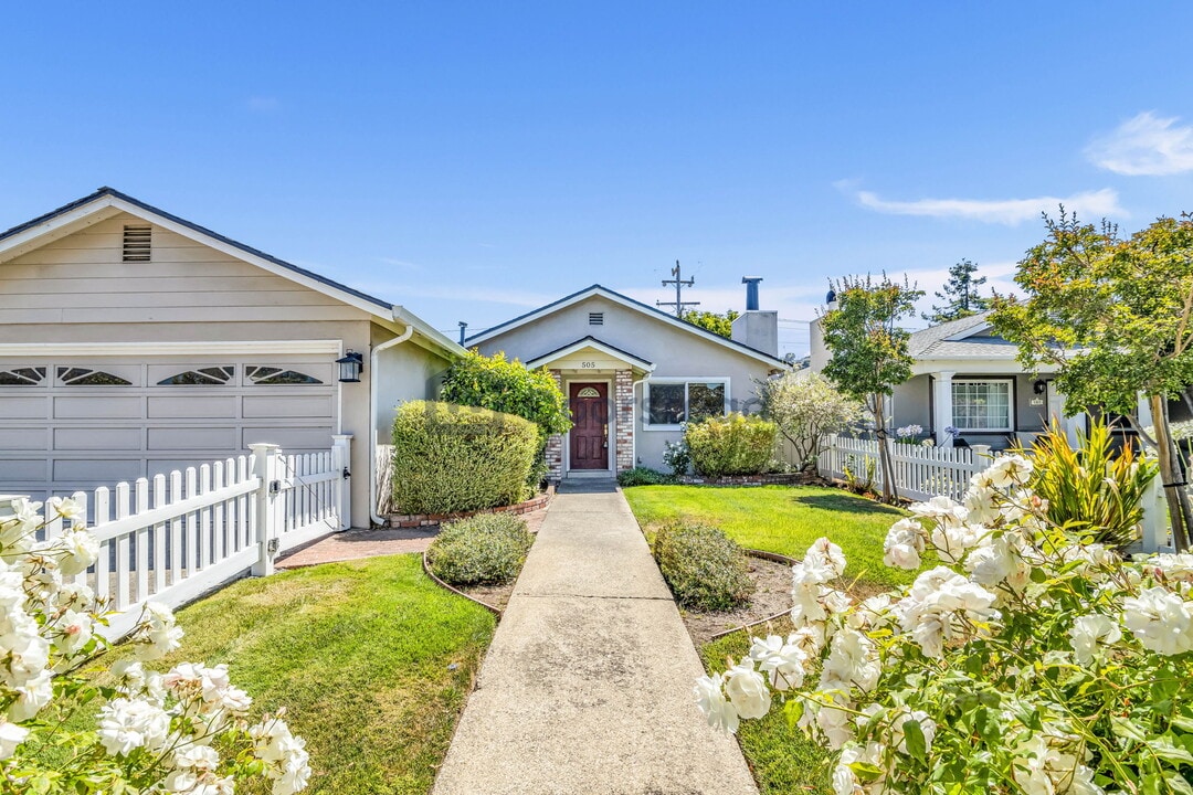 505 Hiller St in Belmont, CA - Foto de edificio