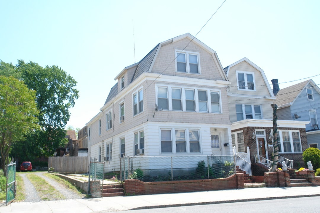 176 State St in Perth Amboy, NJ - Foto de edificio